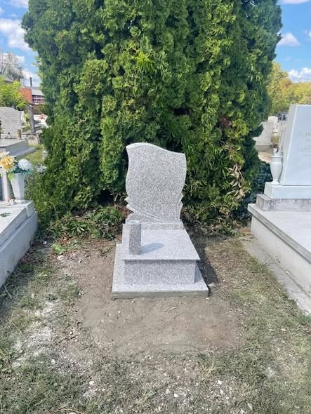 Urnasírkő világos gránitból