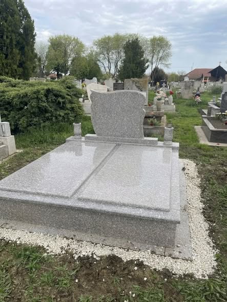 Világos szürke gránit sírkő
