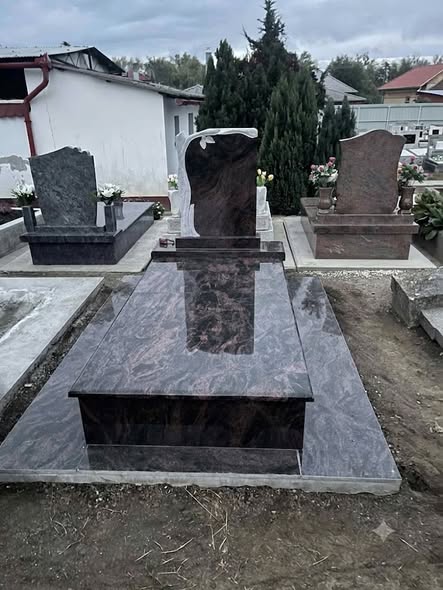 Elegáns fekete-vörös kombinált sírkő